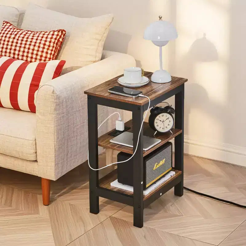 Table de chevet moderne avec station de recharge, Table d'appoint avec étagère de rangement pour chambre ou salon, Petits espaces, Noir/Marron/Blanc