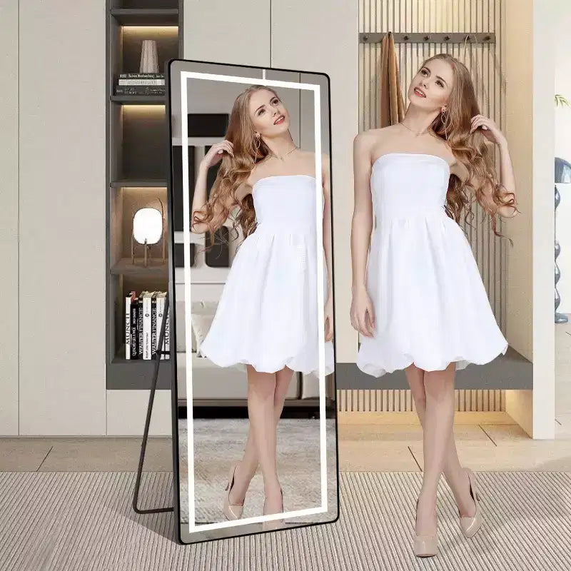 Miroir LED vertical pleine longueur avec support, autoportant ou mural, miroir de courtoisie moderne pour chambre et dressing.